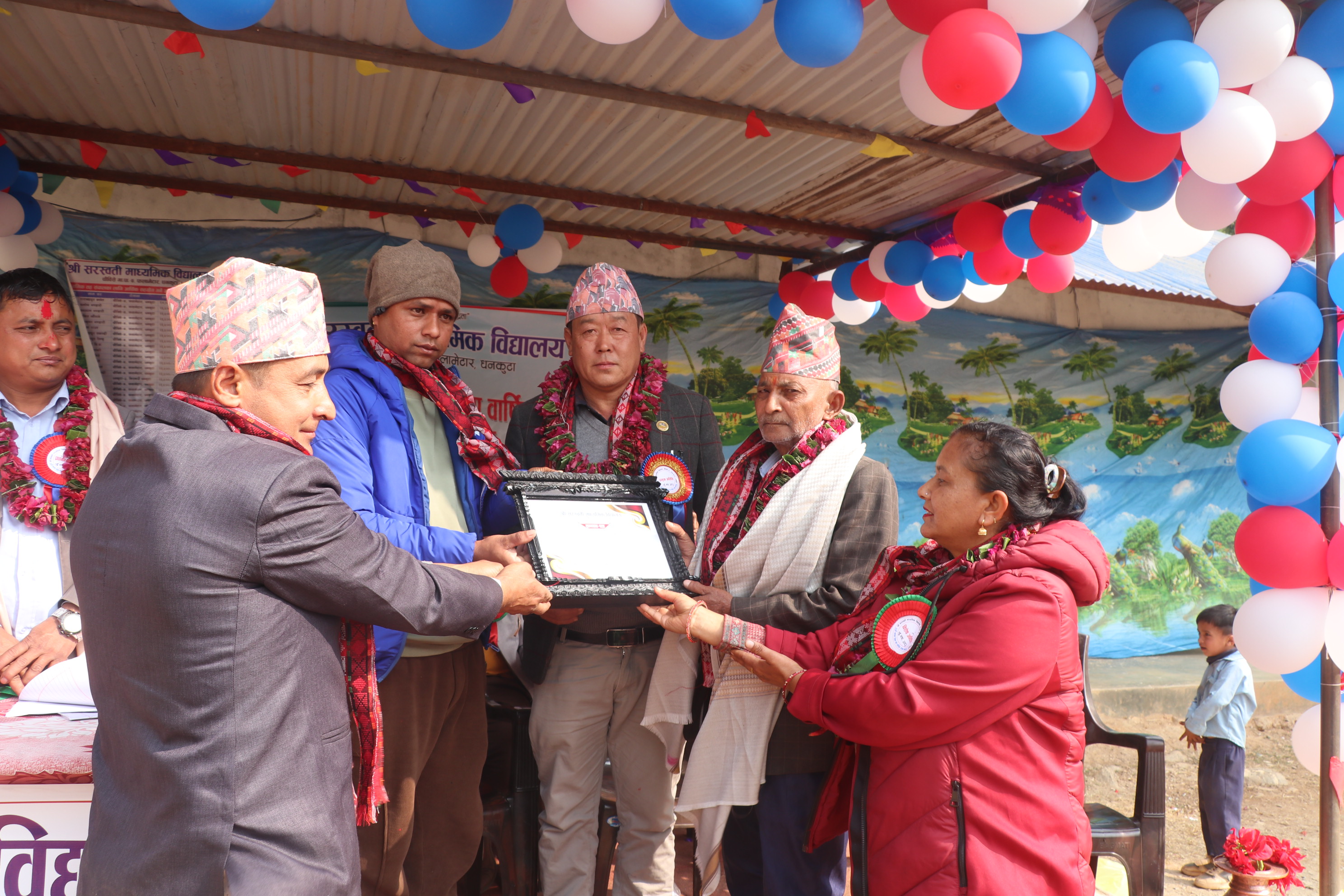 पूर्व विद्यार्थी द्वारा महत्त्वपूर्ण योगदान पुर्‍याउने ब्याक्तिलाई सम्मानित तथा पुरस्कृत