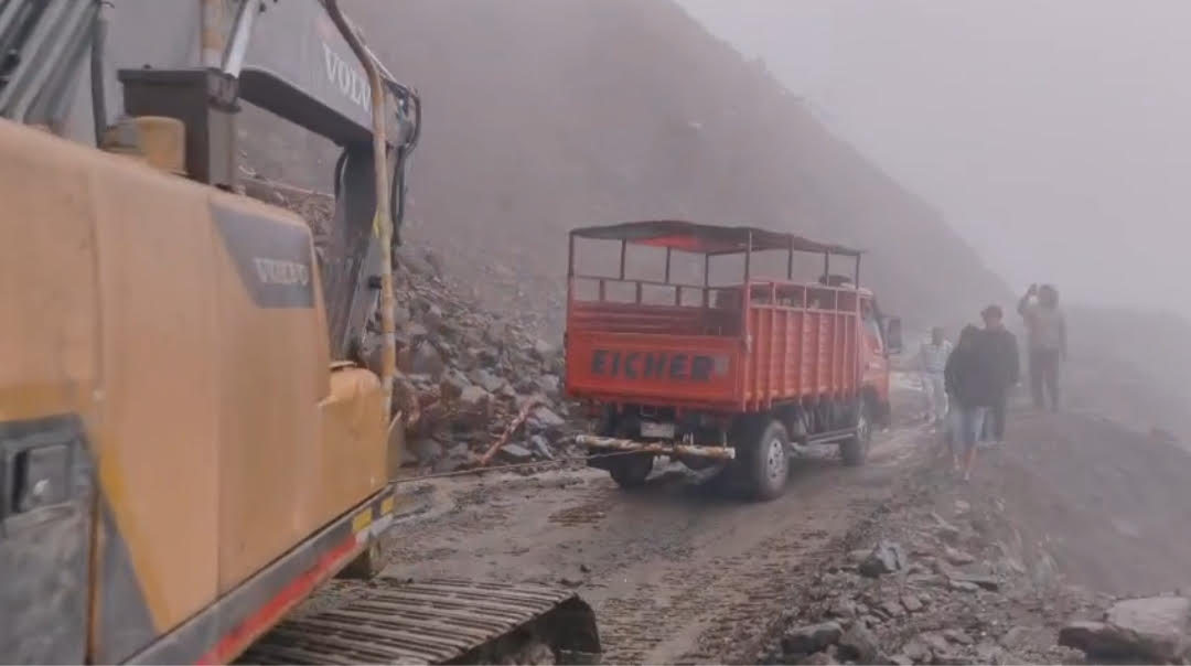 पहिरोले सडक अवरुद्ध, पहिरो बीचमा फसेको ट्रक चालकको उद्धार